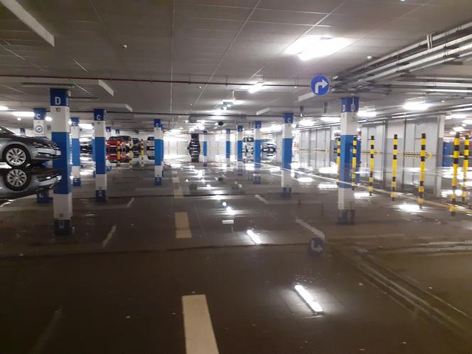 Parking podziemny oraz ulica Traugutta po ulewie w Toruniu