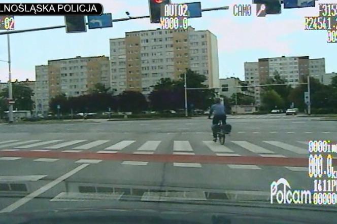 Przejazd rowerzysty na czerwonym świetle. Jest mandat, ale i ciekawe tłumaczenie [WIDEO]