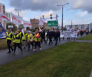Hutnicy i koksownicy wyszli na ulice w Dąbrowie Górniczej. Apel do rządu o ratunek dla branży i tysięcy miejsc pracy