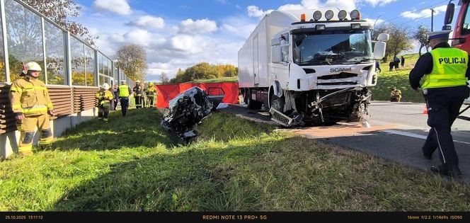 Osobówka zmiażdżona przez tira. W środku zakleszczony 40-latek. Nie udało sięgo ocalić