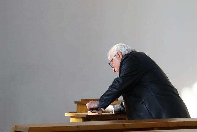 Lech Wałęsa daje pieniądze pod kościołem