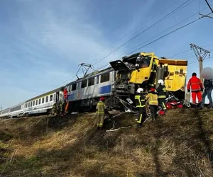 Pociąg relacji Ustka-Bielsko Biała wbił się w ciężarówkę. Są ranni!