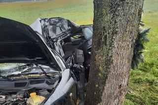 Groźny wypadek pod Giżyckiem. Młody kierowca w ciężkim stanie zabrany do szpitala! [ZDJĘCIA]