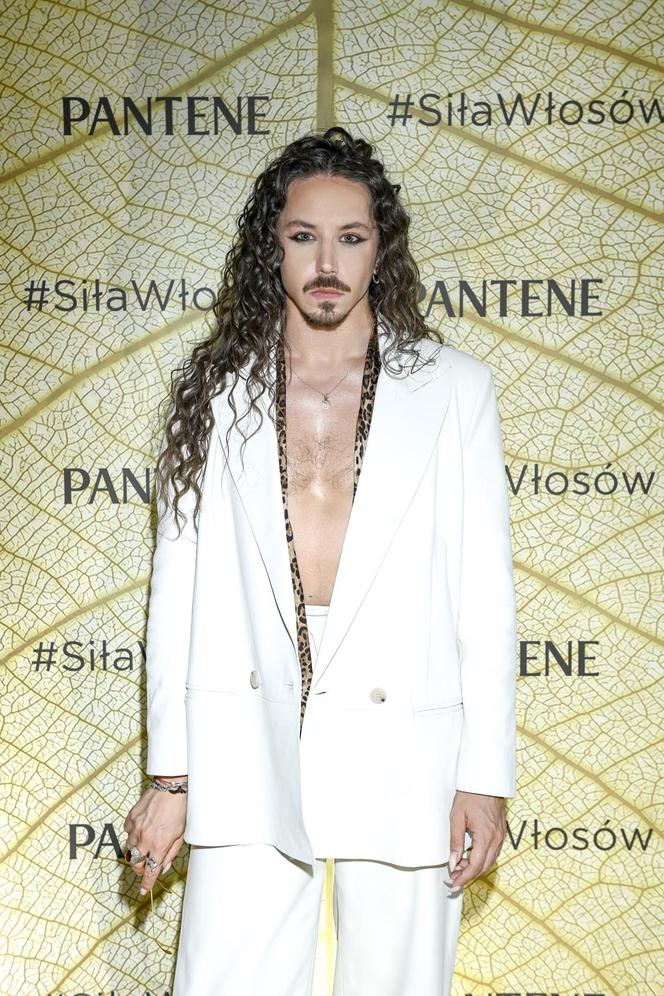 Michał Szpak z gołą klatą