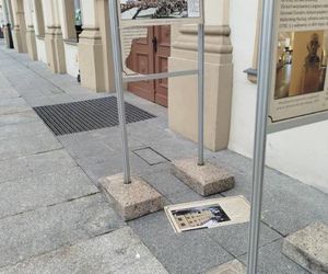 18-latek zniszczył wystawę przed muzeum