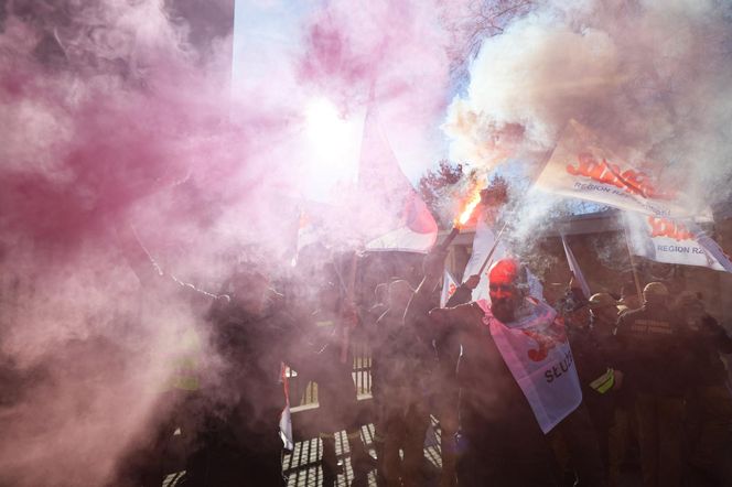 Pikieta służb mundurowych w Warszawie