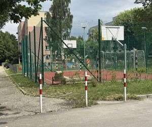 Libacje pod chmurką. Na boisku kanapa, fotel i wściekli mieszkańcy