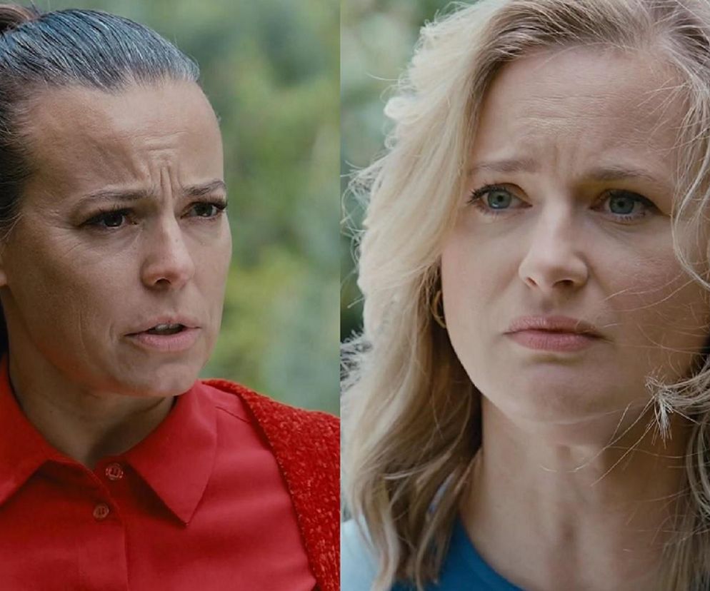 Magda (Anna Mucha) w czerwonej koszuli i swetrze z wyraźną mimiką zdziwienia i smutku oraz Julia (Marta Chodorowska) z jasnymi włosami i podobnie zatroskanym wyrazem twarzy, obie w scenie z serialu M jak miłość. O ich relacjach przeczytasz na Super Seriale.