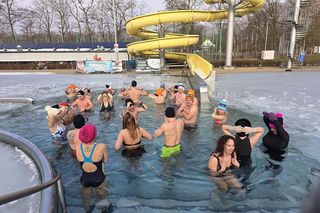 Morsy w Jastrzębia-Zdroju w akcji. Kąpielisko skute lodem to dla nich żaden problem. Zobacz ZDJĘCIA