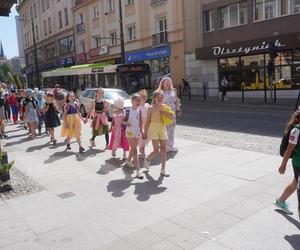  Dni Bajki 2024. W centrum Olsztyna zrobiło się bajkowo. Dzieci przejęły władzę nad miastem [ZDJĘCIA]