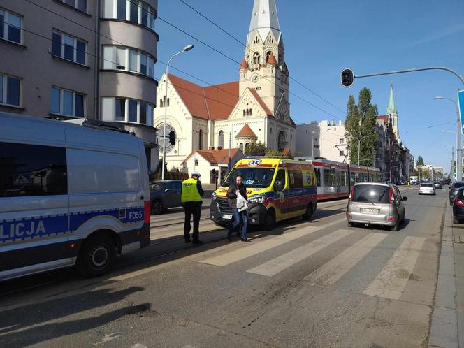 Nagłe zatrzymanie tramwajów przy Piotrkowskiej. Interweniowali ratownicy medyczni