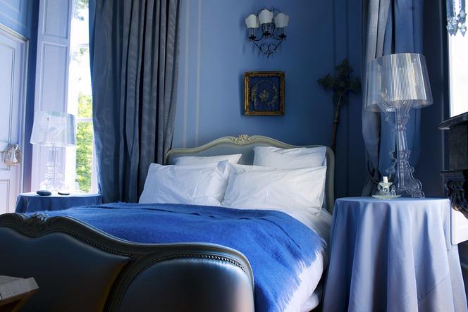 Niebieskie ściany w sypialni w stylu klasycznym