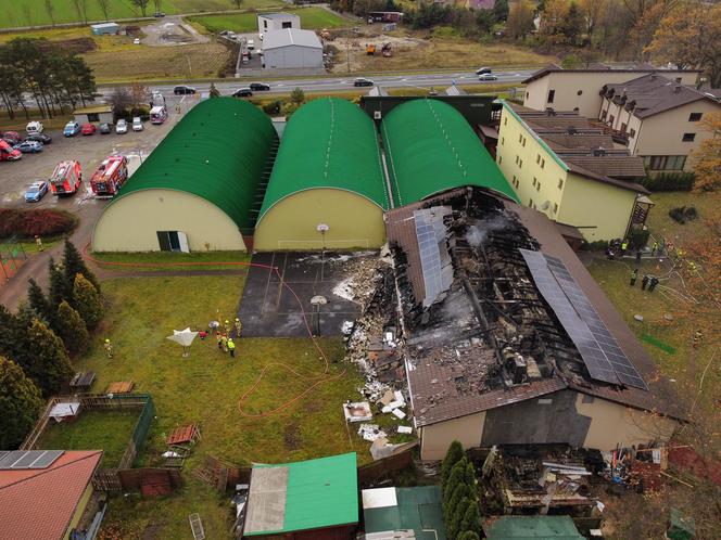 Strażacy weszli do zgliszczy Hotelu Tenis pod Opolem. W środku były trzy ciała