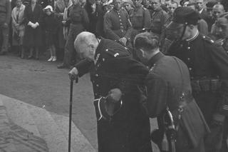 Weteran powstania styczniowego Antoni Walczak na schodach kościoła.