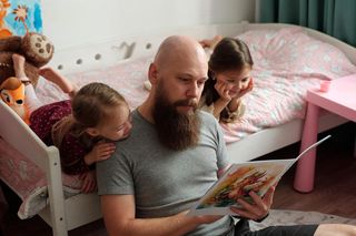 Trójka dzieci to już za dużo? Oto co nauka mówi o wpływie rodzicielstwa na umysł