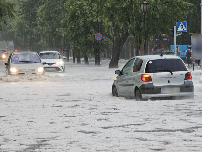 Nawałnica nad Gnieznem. Miasto zalały strumienie wody po ulewie i gradobiciu [ZDJĘCIA].