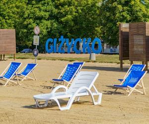 Darmowe leżaki i hamaki na plaży miejskiej w Giżycku. Zobacz zdjęcia