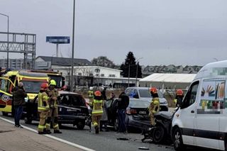Karambol pod Warszawą! 5 pojazdów rozbitych, są ranni. Na miejscu lądował śmigłowiec ratunkowy