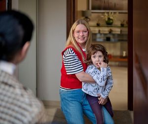 Na Wspólnej, odc 4025. Renata (Marta Jankowska), urzędniczka (Katarzyna Dworak), Zosia (Julia Horyń)