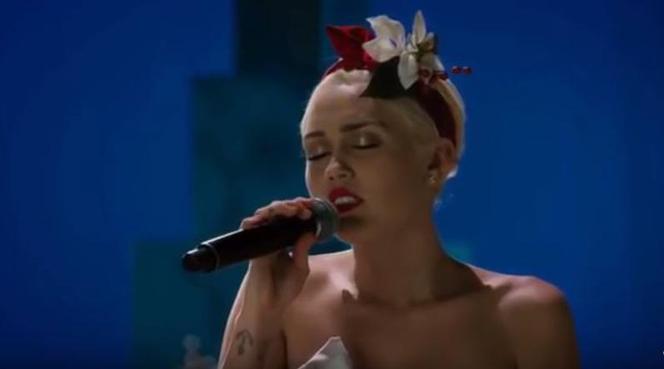 Miley Cyrus śpiewa kolędę
