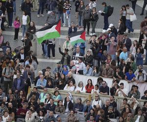 Hołdy na Placu Świętego Piotra.