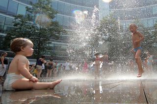 Znika popularna warszawska fontanna. Koliduje z prestiżem budynku