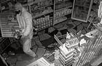 Gliwice: Włamali się do sklepu i ukradli kasetkę z pieniędzmi. Rozpoznajesz ich? [ZDJĘCIA]