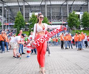 Polska miss Euro 2024 zaszalała głębokim dekoltem. Jej piersi prawie wyskoczyły na wierzch! Podbiła niemieckie trybuny