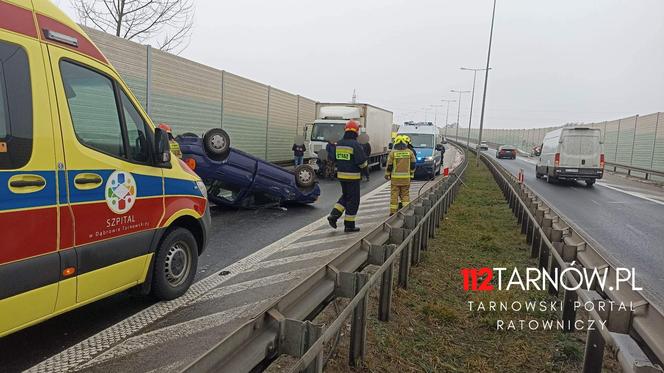 Dachowanie pod Tarnowem. Kierująca osobówką straciła panowanie nad pojazdem