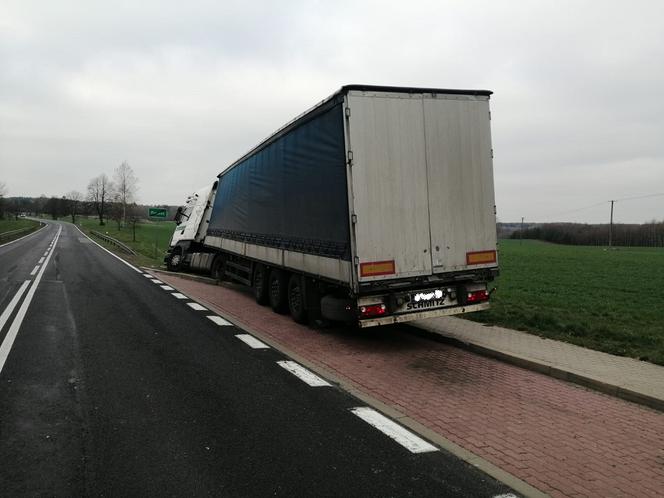 TIR wjechał do rowu, kierowca był pijany