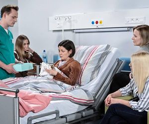 Pierwsza miłość odc. 4043. Kinga (Aleksandra Zienkiewicz), Marysia (Aneta Zając), Emilka (Anna Ilczuk), Marta (Honorata Witańska),  Maurycy (Dawid Dziarkowski)