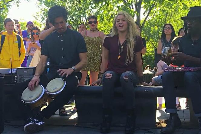 Shakira śpiewa w parku - koncert niespodzianka z Chantaje