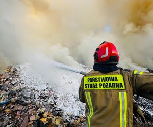 Pożar składowiska śmieci w Tychach. Służby apelują o zamykanie okien