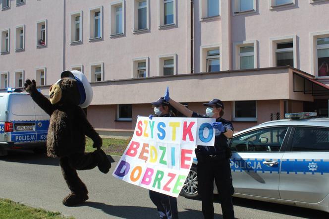 Miś - policjant odwiedził w Święta chore dzieci