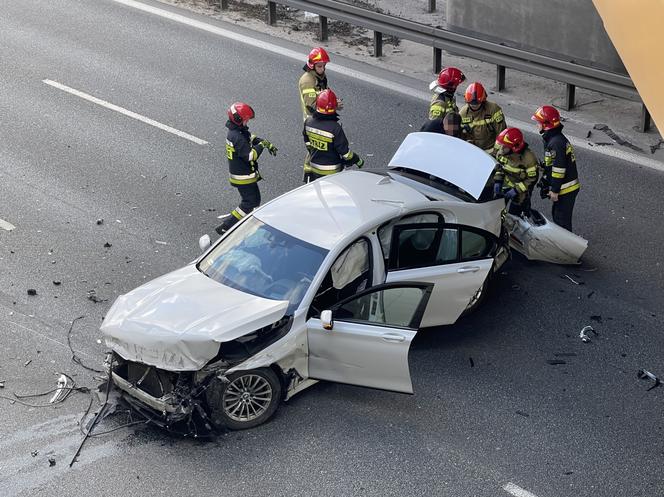 Gigantyczny korek na S8 w kierunku Poznania. BMW huknęło w barierki