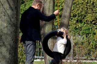 Donald Tusk z wnuczka na placu zabaw