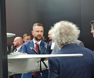 Wicepremier Władysław Kosiniak-Kamysz zwiedzający stoiska na MSPO