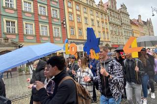 Zrobili to! Maturzyści zatańczyli poloneza na wrocławskim Rynku [WIDEO, ZDJĘCIA]