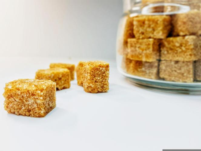 Cukier trzcinowy - nierafinowany cukier otrzymywany z trzciny cukrowej. Swoją złotawą barwę zawdzięcza zawartości melasy. Cena to około 11 zł za kilogram.