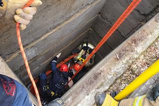 Strażacy wyciągnęli mężczyznę z grobu