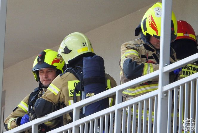 Pożar i wybuchy w mieszkaniu bloku w Tychach