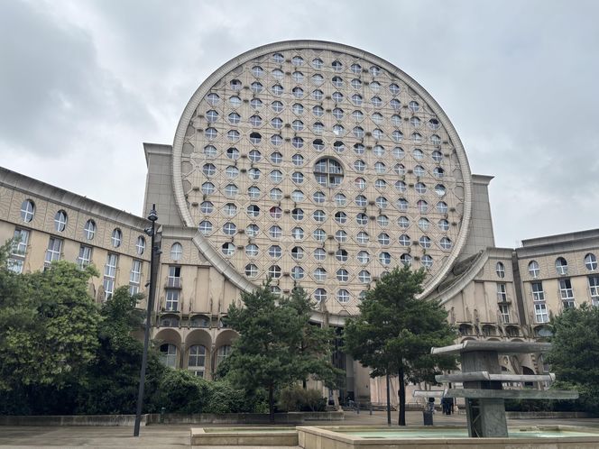 Picasso's Arenas. Budynek mieszkalny położony w Noisy-le-Grand pod Paryżem