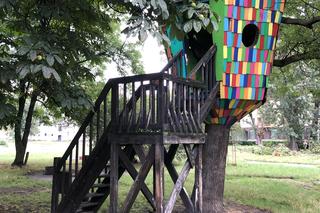 Bezdomni przegonili dzieci. W domku na drzewie urządzili melinę i noclegownię