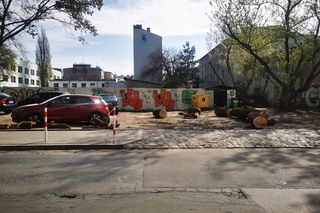 Kłody zamiast słupków na nielegalnym parkingu