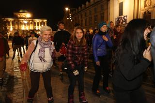 Nightskating. Warszawiacy przejechali stolicę na rolkach [Zdjęcia]