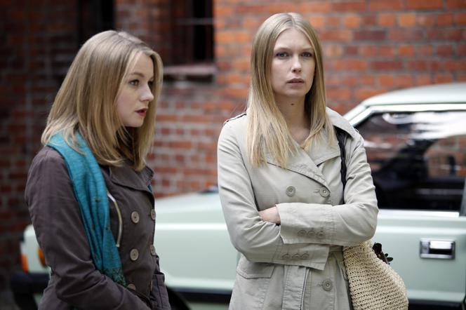 Pierwsza miłość. Emilka (Anna Ilczuk), Ewelina (Magdalena Górska)