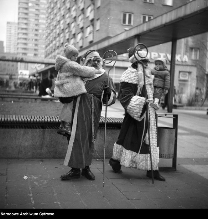 Mikołaj w pasażu za Domami Towarowymi Centrum - 1976 r.