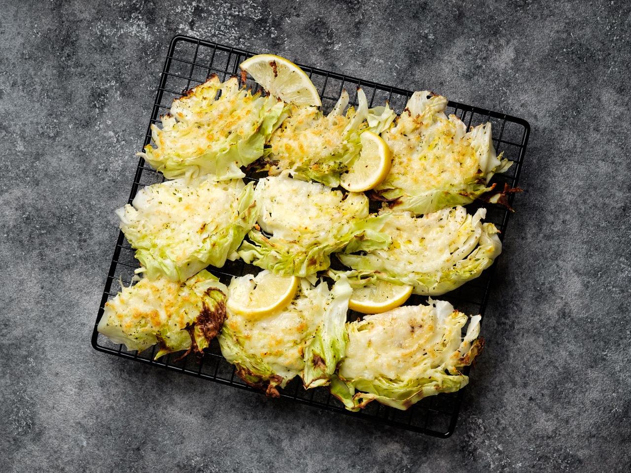 Młoda kapusta zapiekana pod serem - cudowna jarzynka za grosze