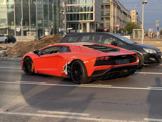 Luksusowe lamborghini roztrzaskane w centrum Warszawy