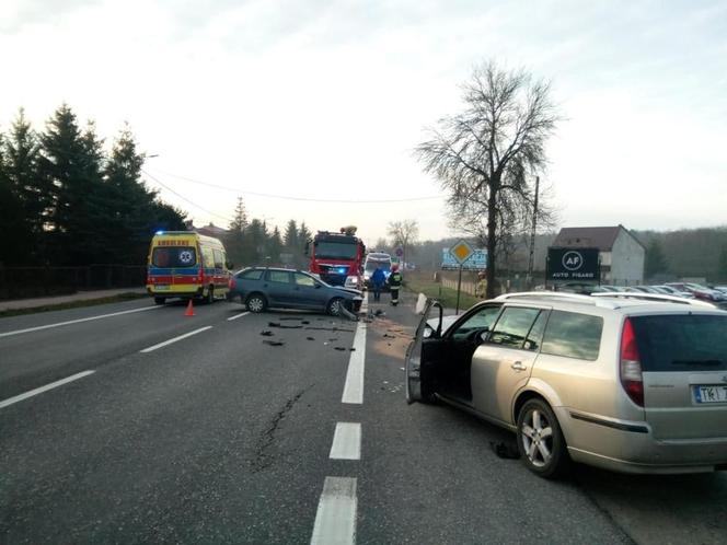 Czołowe zderzenie w Kostomłotach, przy wlocie do Kielc. Kierujący pojazdami trafili do szpitala